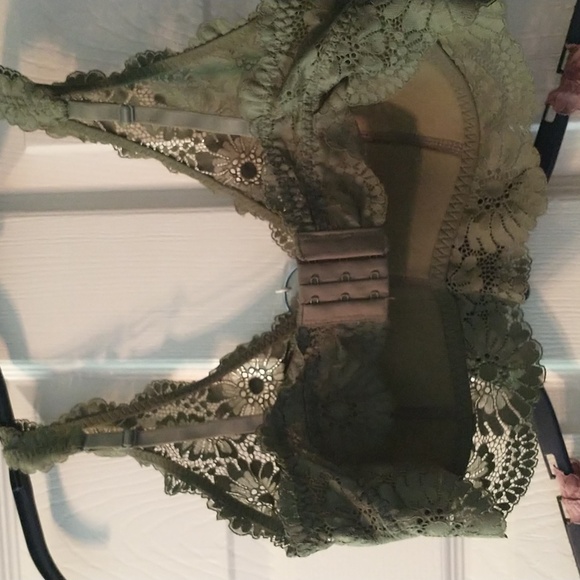 NWOT 2 lacy bras, back hook closure, lightly padded cups, size L - Picture 5 of 6